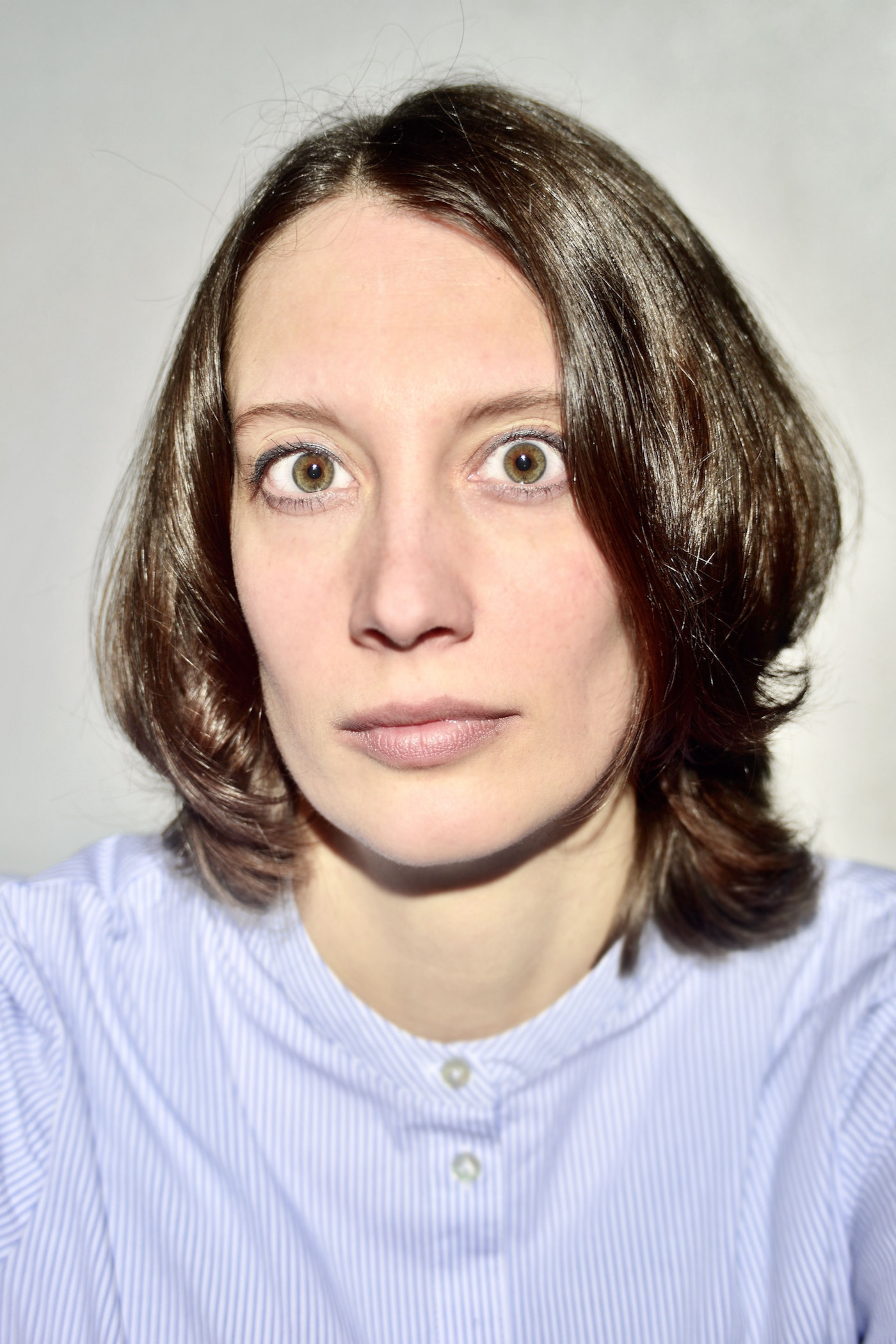 Portrait junge Frau, Coll, überbelichtet, ernster, hypnotischer Blick
