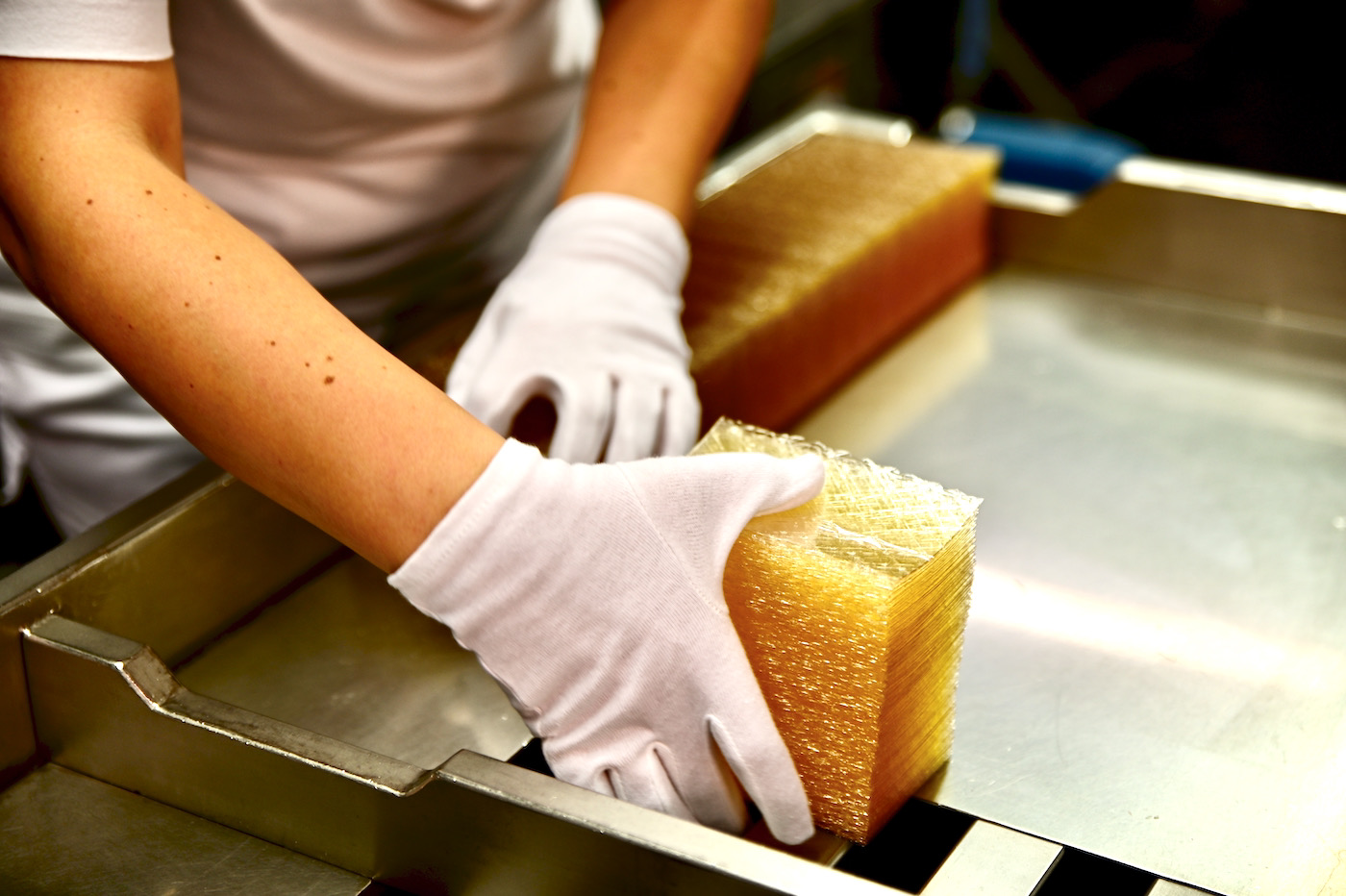Lebensmittel Gelatine Platten werden in der sterilen Produktion zu Blöcken gepackt