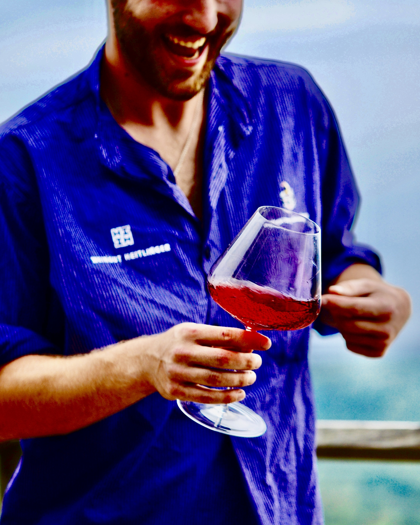Weingut, Weingüter, Wein, pinot noir im Ukas, geschwenkt, lachender Winzer in küferbluse