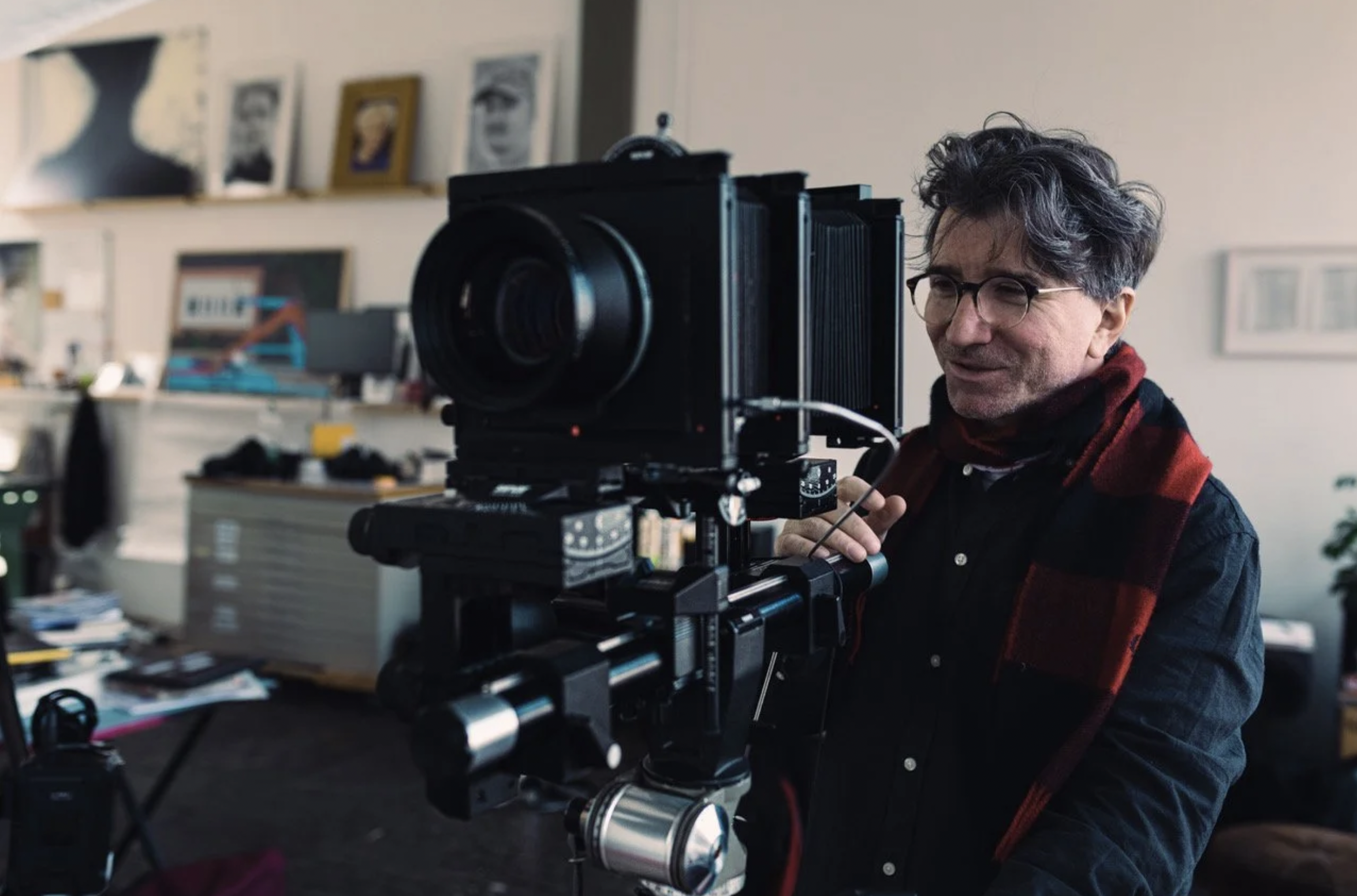 jochen steinmetz_photographer_analog_gross_format_sinar_studio_kunst Fotograf Jochen Steinmetz mit Einar Grossformat Kamera in Kunst Atelier Studio