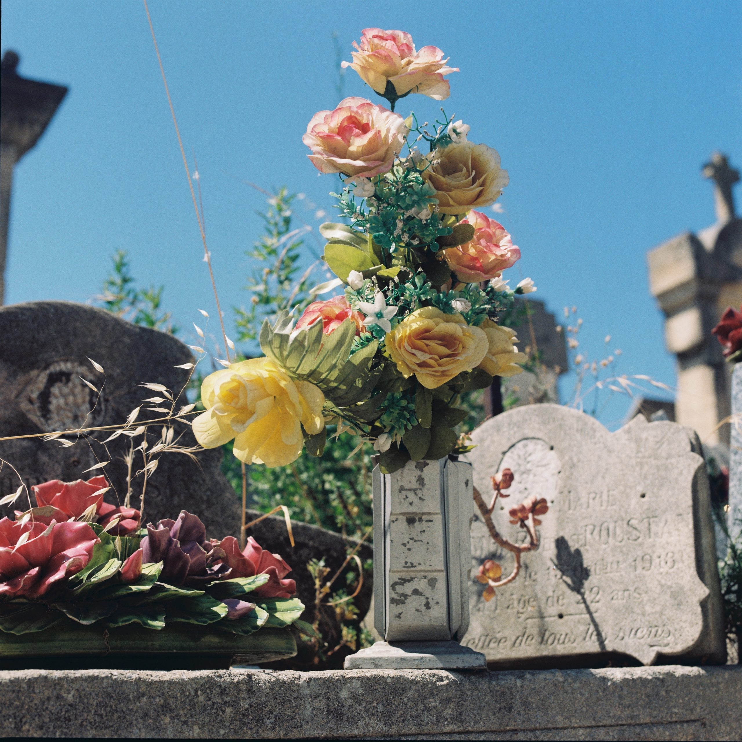 R1-04853-0011 Blumenstrauß Plastikblumen auf einem Südfranzösischen Friedhof der 1990er Jahre