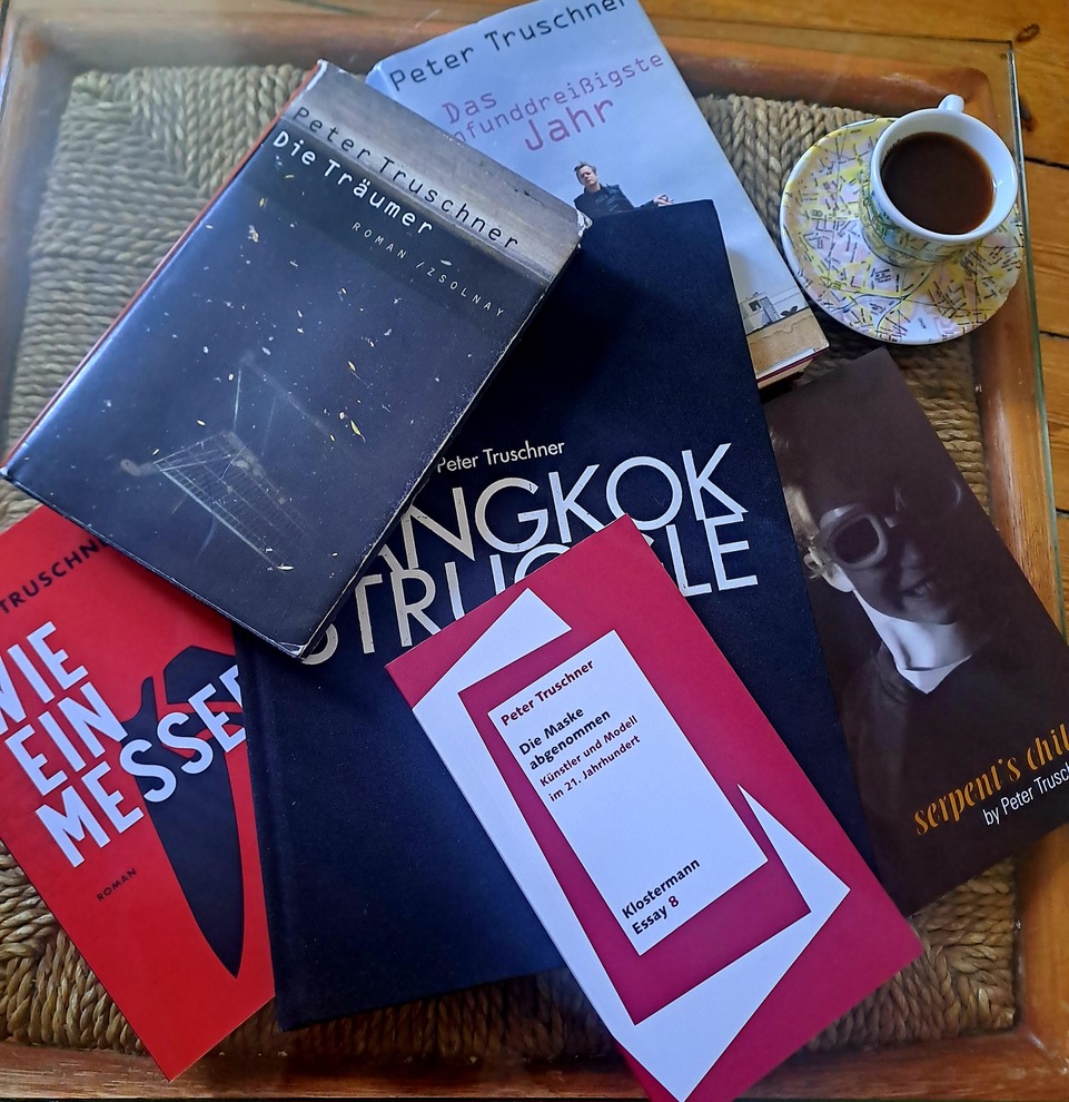 Bücher am Tisch Bücher Autor Peter Truschner